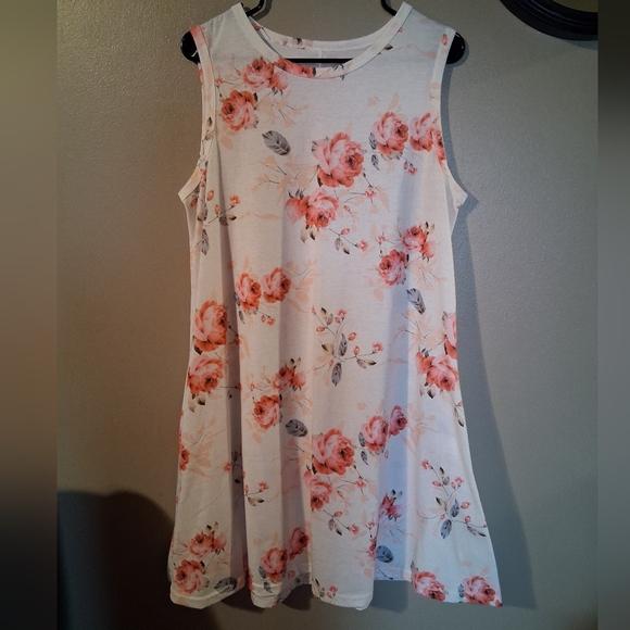 Dresses & Skirts - Floral Sleeveless Midi Dress